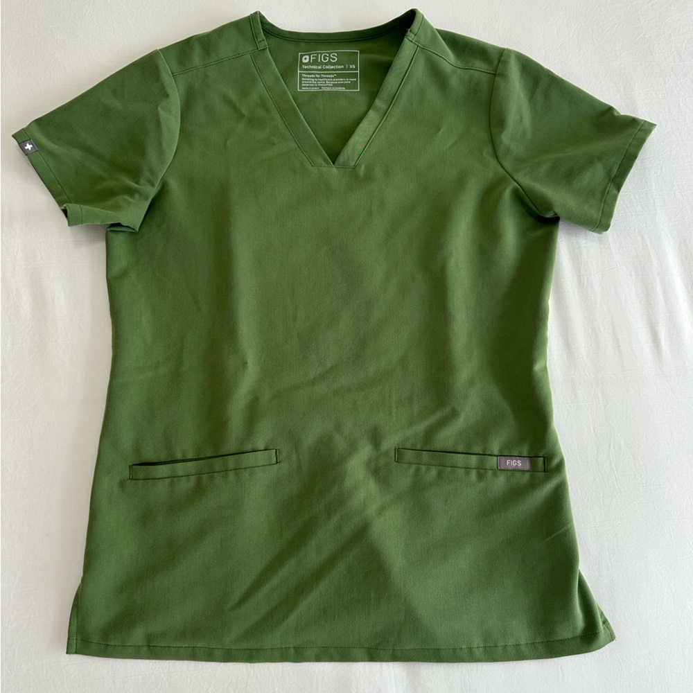 FIGS women’s scrub top & bottom